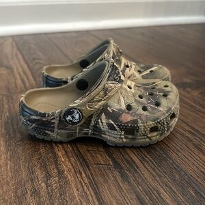 Toddler camo crocs size c 8